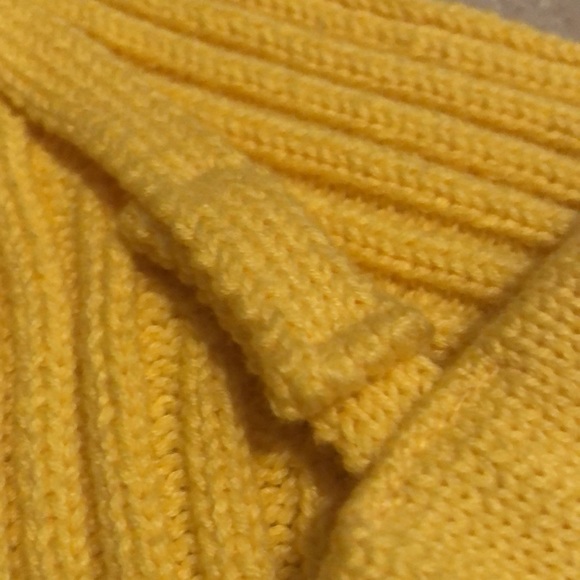 Dee Elly Yellow Knit V-Kneck Top size small - Picture 5 of 5
